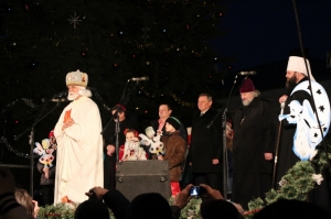 19 грудня 2015 р. Засвічення головної новорічної ялинки на Театральному майдані Луцька. Світлини інформаційної служби єпархії.