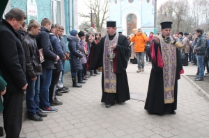 20 лютого 2016 р. Хресний хід від собору Різдва Христового у Володимирі до стели героїв «Небесної Сотні». Заупокійна літія за загиблими. Очолює міський декан протоієрей Юрій Пилипець. Світлини з архів