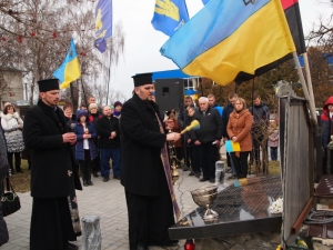 20 лютого 2016 р. Вечір-реквієм в центральній районній бібліотеці Горохова з нагоди дня вшанування героїв «Небесної Сотні». Заупокійна літія перед пам’ятною стелою. Очолює місцевий декан протоієрей Ан