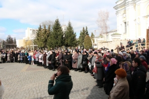 13 березня 2016 р. Захід «Із ближнім примирись – смачненьким поділись» на площі перед кафедральним собором Святої Трійці після Божественної Літургії. Поїздка до солдатів, які лікуються в Луцькому гарнізонному військовому госпіталі та одиноких старих, які живуть у Луцькому геріатричному пансіонаті. Світлини інформаційної служби єпархії.