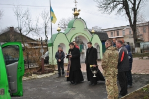 16 березня 2016 р. Горохівський декан протоієрей Андрій Сидор благословляє волонтерів, які відправляються у зону проведення АТО. Світлини Олега Дідика.