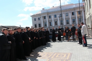 27 квітня 2016 р. Спільна прес-конференція митрополита Луцького і Волинського Михаїла та начальника управління ДСНС у Волинській області генерал-майора Володимира Грушовінчука у Волинській православній богословській академії з правил дотримання пожежної безпеки. Практичні навчання для студентів ВПБА з правил порятунку людини і порядку використання первинних засобів пожежогасіння.