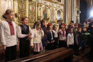 19 грудня 2016 р. Виступ учнів Центру християнського виховання дітей та молоді в кафедральному соборі Святої Трійці з нагоди дня Святителя Миколая Чудотвоця. Світлини інформаційної служби єпархії.