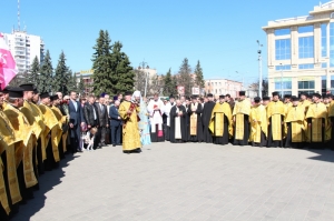 2 квітня 2017 р. Міжконфесійна молитва за перемогу і встановлення справедливого миру на Театральному майдані Луцька перед фотостендом героїв «Небесної сотні» та загиблих воїнів АТО. Очолює митрополит Луцький і Волинський Михаїл. Світлини інформаційної служби єпархії.