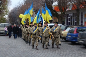 21 листопада 2017 р., День гідності і свободи. Заупокійна літія біля пам’ятного фотостенда на Театральній площі Луцька по загиблих під час Революції гідності. Богослужіння очолює старший військовий капелан єпархії протоієрей Михайло Бучак. Світлини інформаційної служби єпархії.