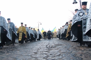 25 листопада 2017 р. Хресний хід від луцького кафедрального собору Святої Трійці до Замкової площі. Заупокійна літія по жертвах голодоморів. Очолює митрополит Луцький і Волинський Михаїл. Світлини інформаційної служби єпархії.