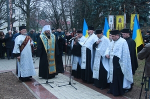 21 листопада 2018 р. Заупокійна літія біля пам’ятника «Героям Небесної сотні» на меморіальному комплексі «Вічна слава» у Луцьку. Хресна хода до Театрального майдану. Заупокійна літія біля пам’ятного фотостенду. Світлини інформаційної служби єпархії.