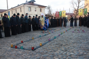 24 листопада 2018 р. Хресний хід від луцького кафедрального собору Святої Трійці до Замкової площі. Заупокійна літія по жертвах голодоморів. Очолює митрополит Луцький і Волинський Михаїл. Світлини інформаційної служби єпархії.