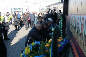 20 лютого 2019 р. Поминальні заходи на Театральному майдані Луцька з нагоди п’ятої річниці розтрілу Небесної Сотні на Майдані. Світлини інформаційної служби єпархії.