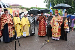 23 червня 2019 р. Божественна літургія в домовому храмі Новомучеників і сповідників ХХ століття Замкового Архангельського чоловічого монастиря в Луцьку. Хресна хода від кафедрального собору Святої Трійці до обителі. Заупокійна літія за розстріляни в’язнями Луцької тюрми. Богослужіння очолює митрополит Луцький і Волинський Михаїл. Світлини інформаційної служби єпархії.