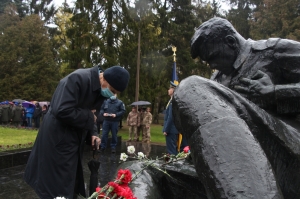 травня 2021 р. Заупокійна літія біля пам’ятника «Поранений солдат» на меморіальному комплексі «Вічна слава» обласного центру з нагоди 76-ї річниці перемоги над нацизмом. Очолює луцький декан протоієрей Михайло Онищук. Світлини інформаційної служби єпархії.