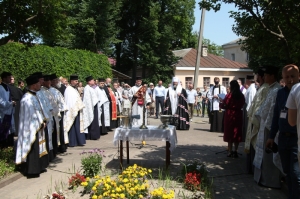 23 червня 2021 р. Хресний хід від кафедрального собору Святої Трійці до Свято-Архангельського чоловічого монастиря у Луцьку. Заупокійна літія із приводу 80-ї річниці знищення органами НКВС в’язнів Луцької тюрми у 1941-му році. Богослужіння очолює митрополит Луцький і Волинський Михаїл. Світлини інформаційної служби єпархії.