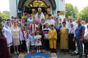 18 липня 2021 р. Божественна літургія в храмі Покрови Пресвятої Богородиці у селі Терешківці Горохівського деканату з нагоди 30-ліття висвяти настоятеля протоієрея Василя Хомляка. Богослужіння очолює митрополит Луцький і Волинський Михаїл. Світлини інформаційної служби єпархії.