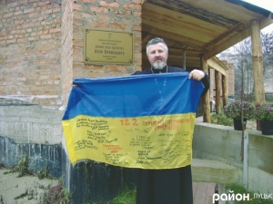 10 грудня 2015 р. Священик Микола Савчук біля храму Благовіщення Пресвятої Богородиці. світлина з сайта Lutsk.rayon.in., фото 2