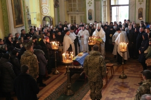 30 листопада 2015 р., луцький кафедральний собор Святої Трійці. Похорон військовослужбовця Віктора Мельничука. Світлина інформаційної служби єпархії.