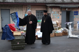 8 грудня 2015 р. Передача медичного обладнання для обласного гарнізонного військового госпіталю за сприяння духовної консисторії та благодійного фонду «Матері Божої неустанної помочі» (голова – протоі