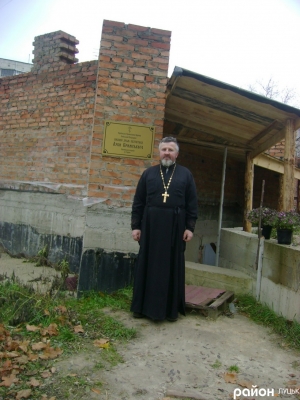 10 грудня 2015 р. Священик Микола Савчук біля храму Благовіщення Пресвятої Богородиці. світлина з сайта Lutsk.rayon.in.