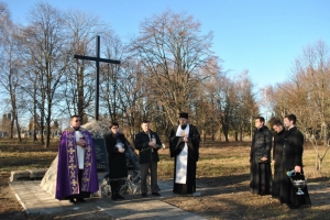 11 грудня 2015 р. Освячення хреста у Горохові. Чин здійснює декан протоієрей Андрій Сидор. Світлина Олега Дідика.