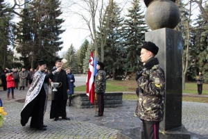 14 грудня 2015 р. Заупокійна літія по жертвах Чорнобиля на меморіальному комплексі «Вічна слава». Очолює священик Артем Кованський. Світлина з сайта Slovovolyni.com.