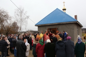 27 грудня 2015 р. Біля храму Великомученика і цілителя Пантелеймона в с. Жабка Ківерецького деканату. Світлина інформаційної служби єпархії