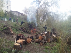 11 квітня 2016 р. Ченці, викладачі й вихованці Волинської православної богословської академії та миряни прибирають біля Замкового Свято-Архангельського чоловічого монастиря в Луцьку. Світлина з архіву обителі.