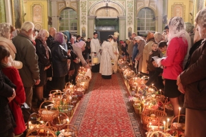 1 травня 2016 р. Митрополит Михаїл освячує великодні страви у кафедральному соборі Святої Трійці. Світлина інформаційної служби єпархії.