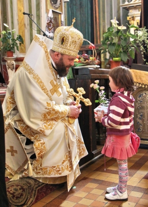 Дівчинка вітає митрополита Луцького і Волинського Михаїла. Світлина інформаційної служби єпархії.