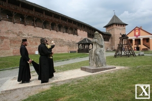 9 червня 2016 р. Освята пам’ятника у замку Любарта. Світлина з сайта chernectvo.org