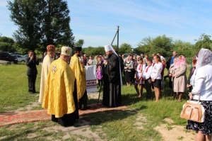 12 червня 2016 р. Митрополит Луцький та Волинський у с. Бегеті. Світлина інформаційної служби єпархії.