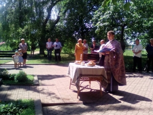 31 липня 2016 р. В с. Колодяжне протоієрей Іван Оринчак править панахиду. Світлини з архіву протоієрея Івана Оринчака.