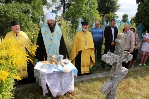 Митрополит Луцький і Волинський уперше відслужив панахиду в с. Стенжаричі Володимирського районного деканату на місці поховання українців, убитих вояками польської Армії крайової під час кривавого протистояння в 1943 році. Світлина інформаційної служби єпархії.