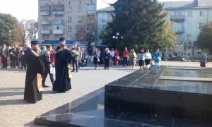 2 жовтня 2016 р.У Володимирі. Панахида біля стели загиблим воїнам. Світлини з архіву протоієрея Ігора Бігуна.