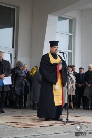 24 жовтня 2016 р. Протоієрей Назарій Бабій освячує меморіальну дошку Віктору Чебліну. Світлини з сайту volynnews.com.