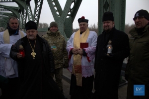 14 грудня 2016 р. Передача вифлеємського вогоню миру на україно-польському кордоні. Світлина з сайта Вug.org.ua