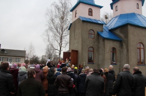 25 грудня 2016 р. Біля храму Апостолів Петра і Павла в селі Крушинець Любомльського деканату. Світлина інформаційної служби єпархії