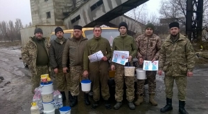 22 лютого 2017 р. Волинські капелани із військовослужбовцями у зоні АТО. Світлина з архіву протоієрея Андрія Мовчанюка