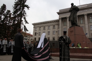 10 березня 2017 р. Заупокійна молитва у Луцьку з нагоди чергової річниці упокоєння Тараса Шевченка. Очолює митрополит Луцький і Волинський Михаїл. Світлина інформаційної служби єпархії.