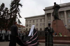 10 березня 2017 р. Заупокійна молитва у Луцьку з нагоди чергової річниці упокоєння Тараса Шевченка. Очолює митрополит Луцький і Волинський Михаїл. Світлина інформаційної служби єпархії.