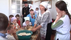 13 квітня 2017 р. Вихованці недільної школи при храмі великомученика і цілителя Пантелеймона у селищі Люблинець Ковельського районного деканату готують паски для українських військовослужбовців. Кадр із відео єпархіальної телестудії «Собор». 13 квітня 2017 р. Вихованці недільної школи при храмі великомученика і цілителя Пантелеймона у селищі Люблинець Ковельського районного деканату готують паски для українських військовослужбовців. Кадр із відео єпархіальної телестудії «Собор».