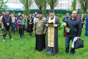 13 травня 2017 р. Панахида у новоствореному сквері Героїв «Небесного Легіону». Світлина з архіву протоієрей Михайла Бучака.