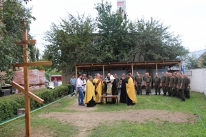 13 серпня 2017 р. Чин заснування Покрови Пресвятої Богородиці та поставлення хреста у військовій частині 1141 Національної гвардії України. Богослужіння очолює митрополит Луцький і Волинський Михаїл. Світлина інформаційної служби єпархії.