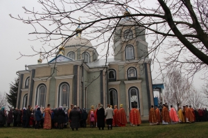 10 листопада 2017 р. Біля церкви Великомучениці Параскеви-П’ятниці у с. Чаруків Луцького районного деканату. Світлина інформаційної служби єпархії