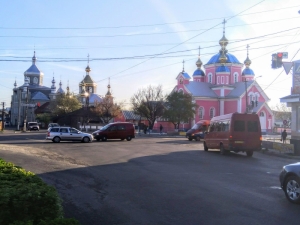 Церкви Київського і Московського Патріархатів у Ковелі. Світлина з сайта Рravda.com.ua