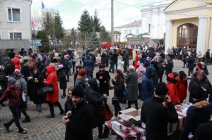 10 березня 2019 р. Захід «Збирайся, родочку, на колодочку» на площі перед кафедральним собором Святої Трійці після Божественної Літургії. Світлина інформаційної служби єпархії.