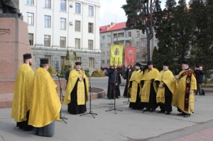 10 березня 2019 р. Перед пам’ятником Тарасові Григоровичу біля головного корпусу Східноєвропейського національного університету ім. Лесі Українки. Світлина з сайта Volynpost.com