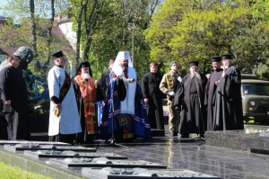 8 травня 2019 р. Заупокійна літія перед пам’ятником Невідомому солдату на меморіальному комплексі «Вічна слава» у Луцьку з нагоди Дня пам’яті та примирення і річниці перемоги над нацизмом. Світлини інформаційної служби єпархії.