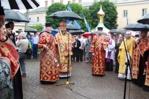 23 червня 2019 р. Заупокійна літія на території Замкового Архангельського чоловічого монастиря. Світлина інформаційної служби єпархії