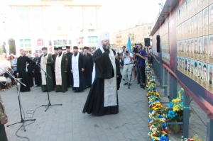 29 серпня 2019 р. Заупокійна літія перед пам’ятним фотостендом «Герої Небесної сотні – Загинули за єдність України». Очолює митрополит Луцький і Волинський Михаїл. Світлина інформаційної служби єпархії.