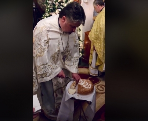1 січня 2020 р. Розрізання хліба. Кадр з відео «Фейсбук»-сторінки парафії Холмської ікони Божої Матері.