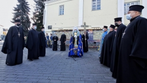 14 жовтня 2020 р. Заупокійна літія за загиблими героями перед фотостендом українських героїв на Театральному майдані. Світлина інформаційної служби єпархії.